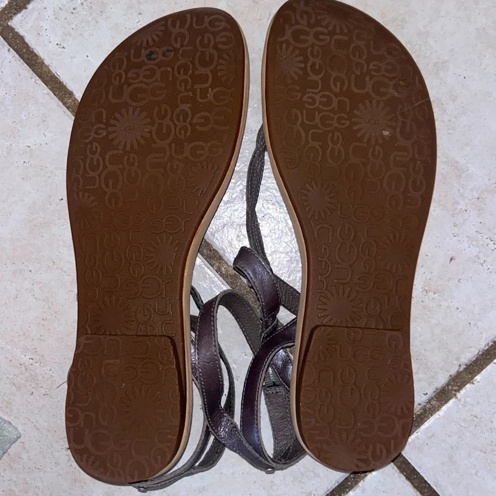 UGG LEATHER T-Strap SANDALS! Strappy ankle. Taupe/Dark Gray 9.5 GREAT Condition! - Picture 9 of 9